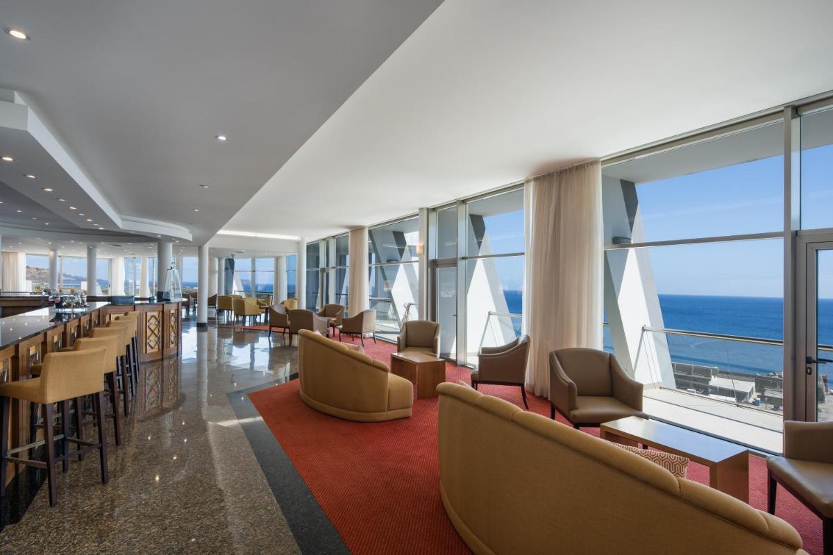 Uma área de estar em Angra Marina Hotel