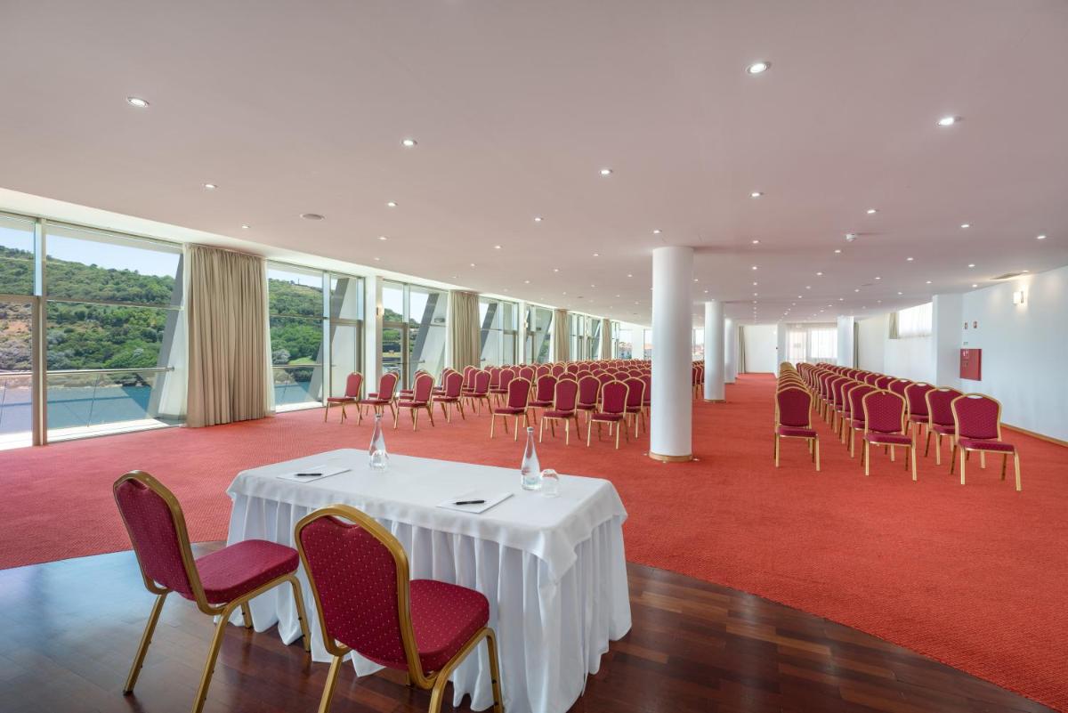 A área empresarial e/ ou a sala de conferências de Angra Marina Hotel