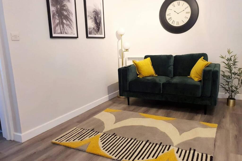 Modern 1 Bedroom Apartment, Close to the Beach with Parking - Housity