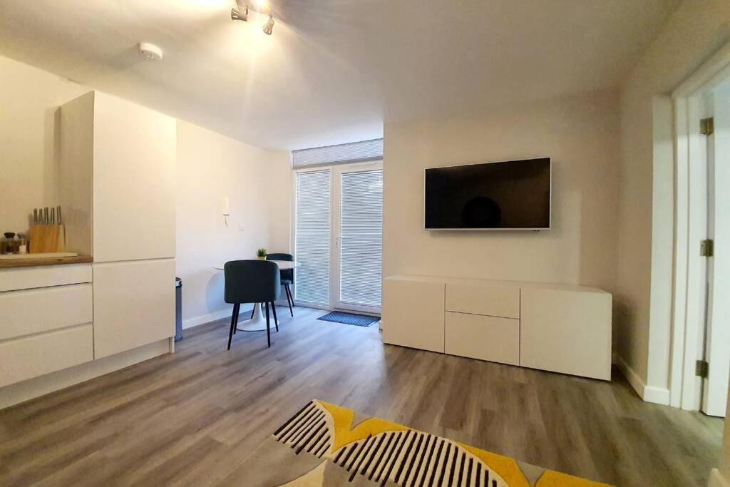 Modern 1 Bedroom Apartment, Close to the Beach with Parking - Housity