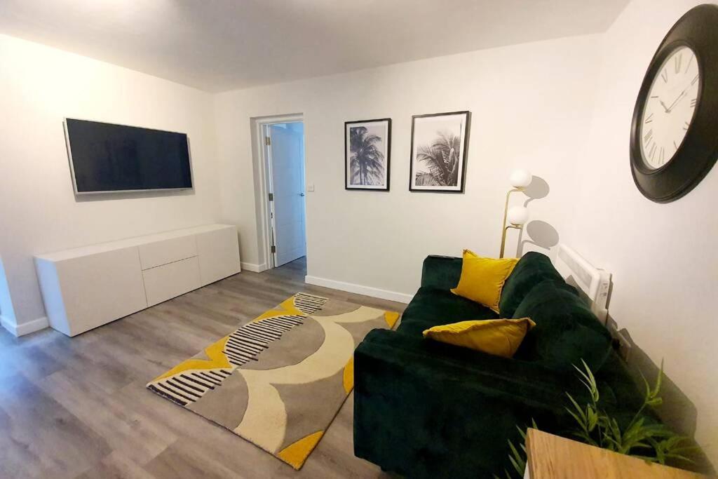 Modern 1 Bedroom Apartment, Close to the Beach with Parking - Housity
