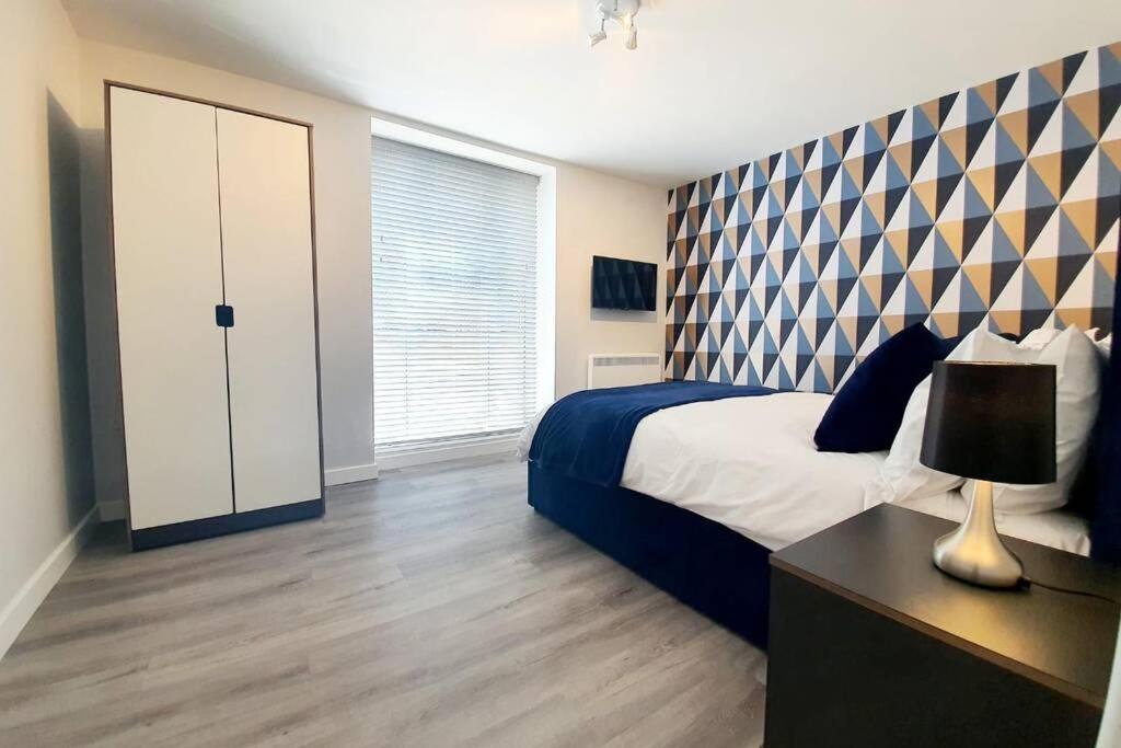 Modern 1 Bedroom Apartment, Close to the Beach with Parking - Housity
