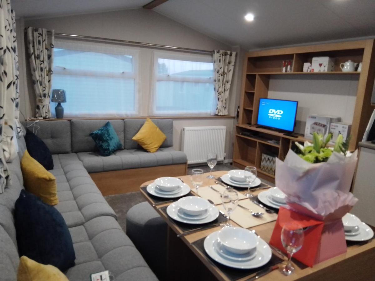 3 Bed ,Sleeps 8 Caravan California Cliffs Holiday Park - Housity