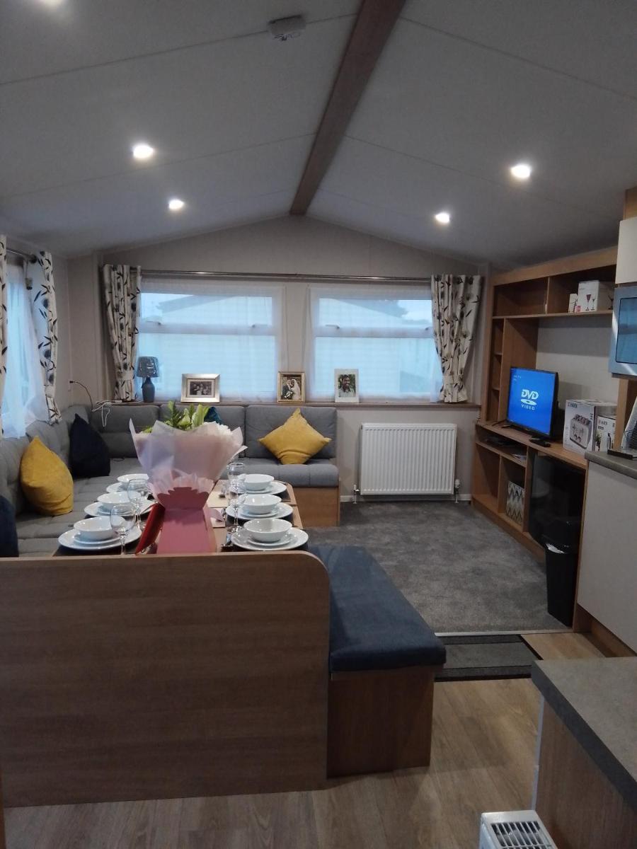 3 Bed ,Sleeps 8 Caravan California Cliffs Holiday Park - Housity