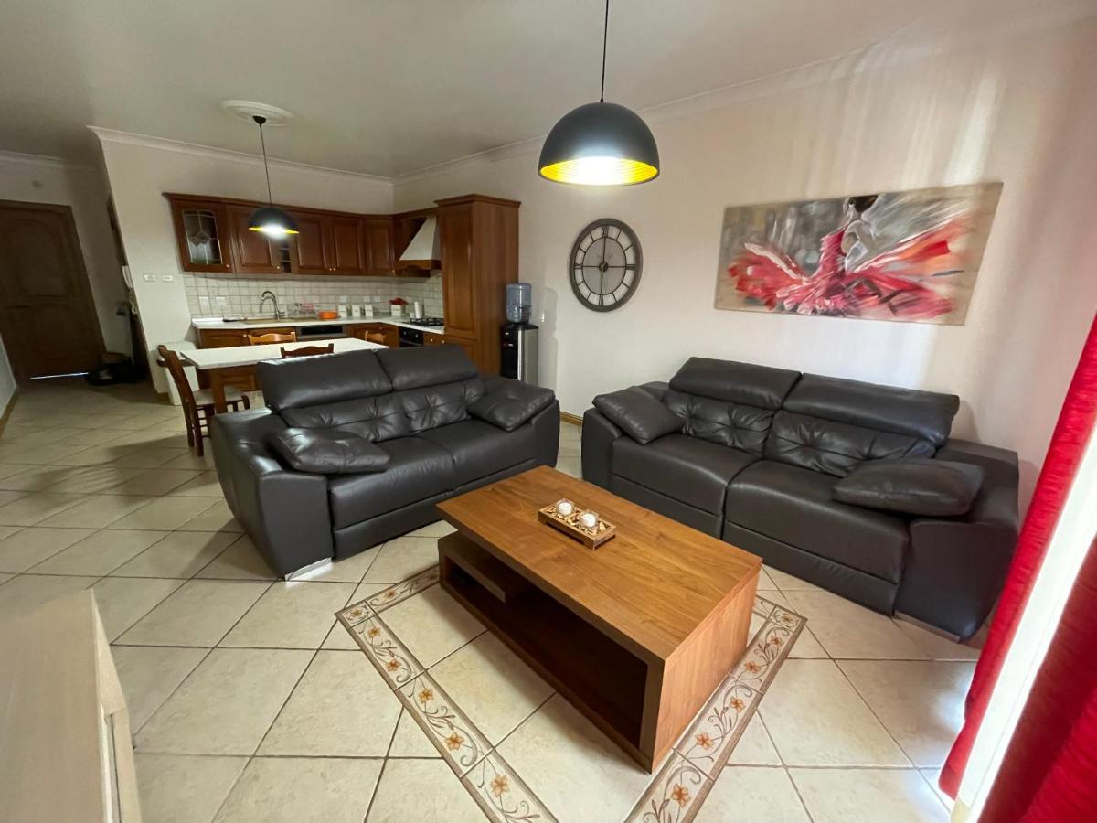 Beautiful Central Apartment with Pool - Housity