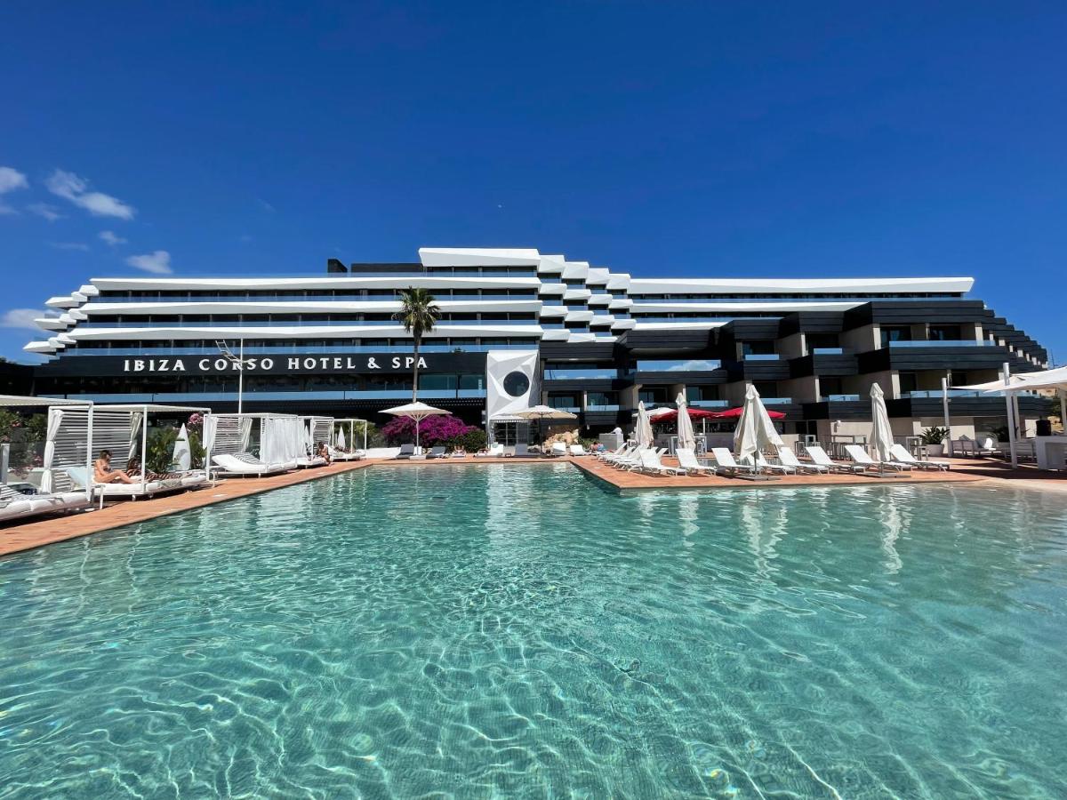 una gran piscina frente a un hotel en Ibiza Corso Hotel & Spa, en Ibiza