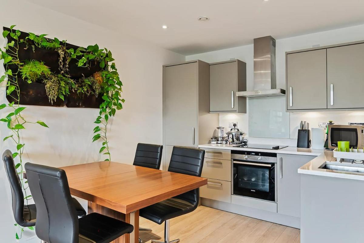 1-Bed Spacious Flat, North London, 15 Minutes to Central - Housity