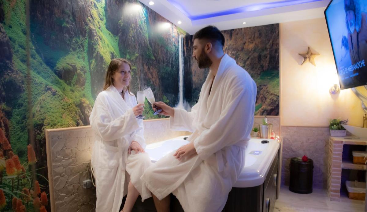 APARTAMENTO ESTRELLA SAUNA SPa JACUZZI - Housity