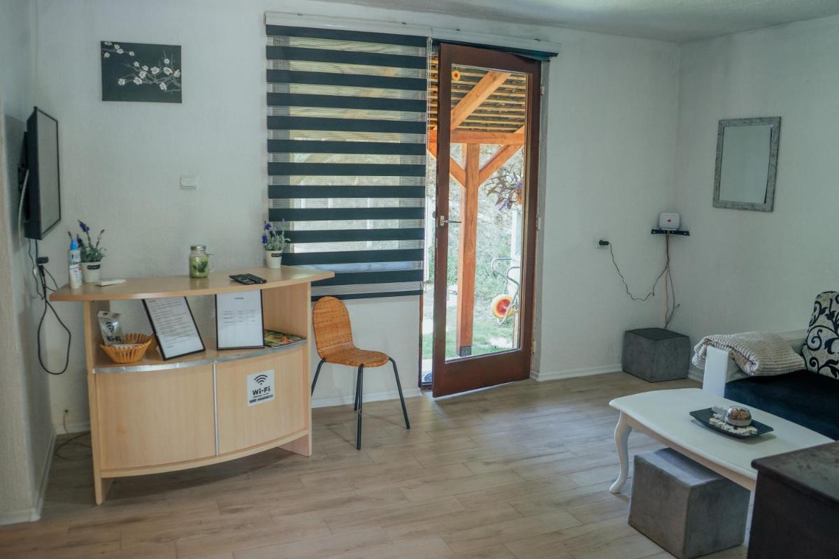 Lazina Carevina - Housity