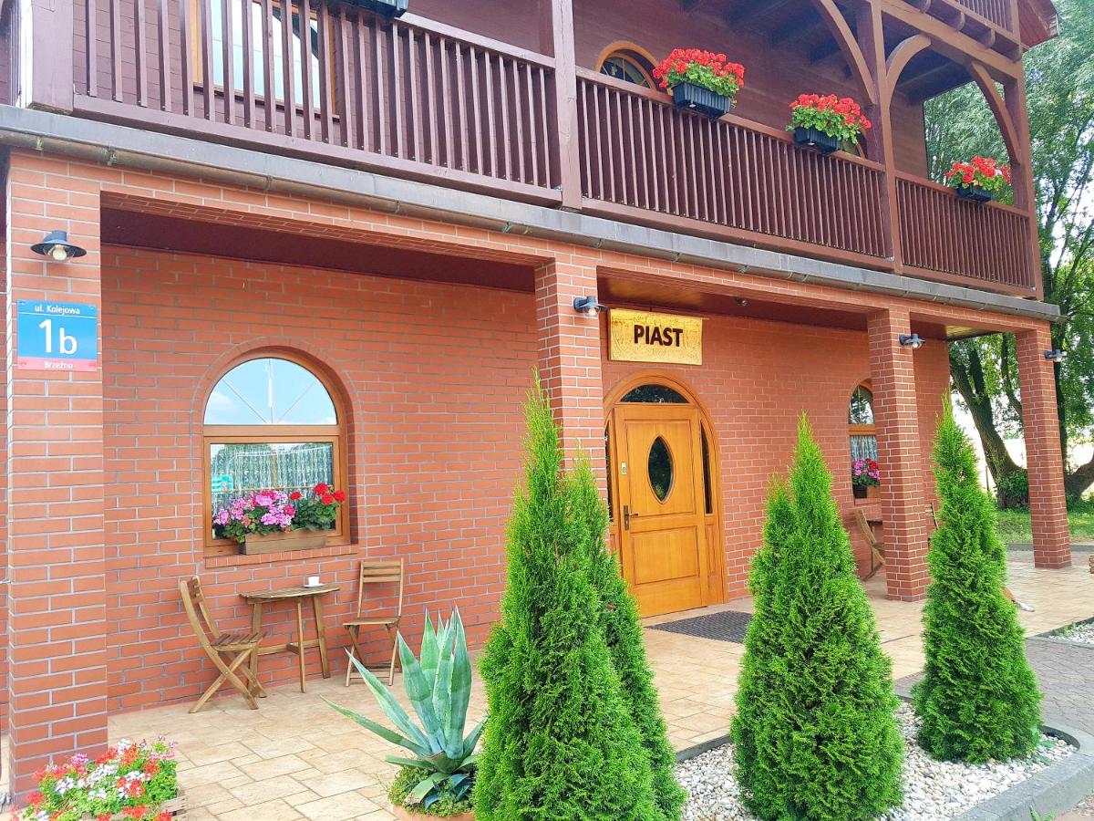Gościniec Piast Pokoje i Camper Park - Housity