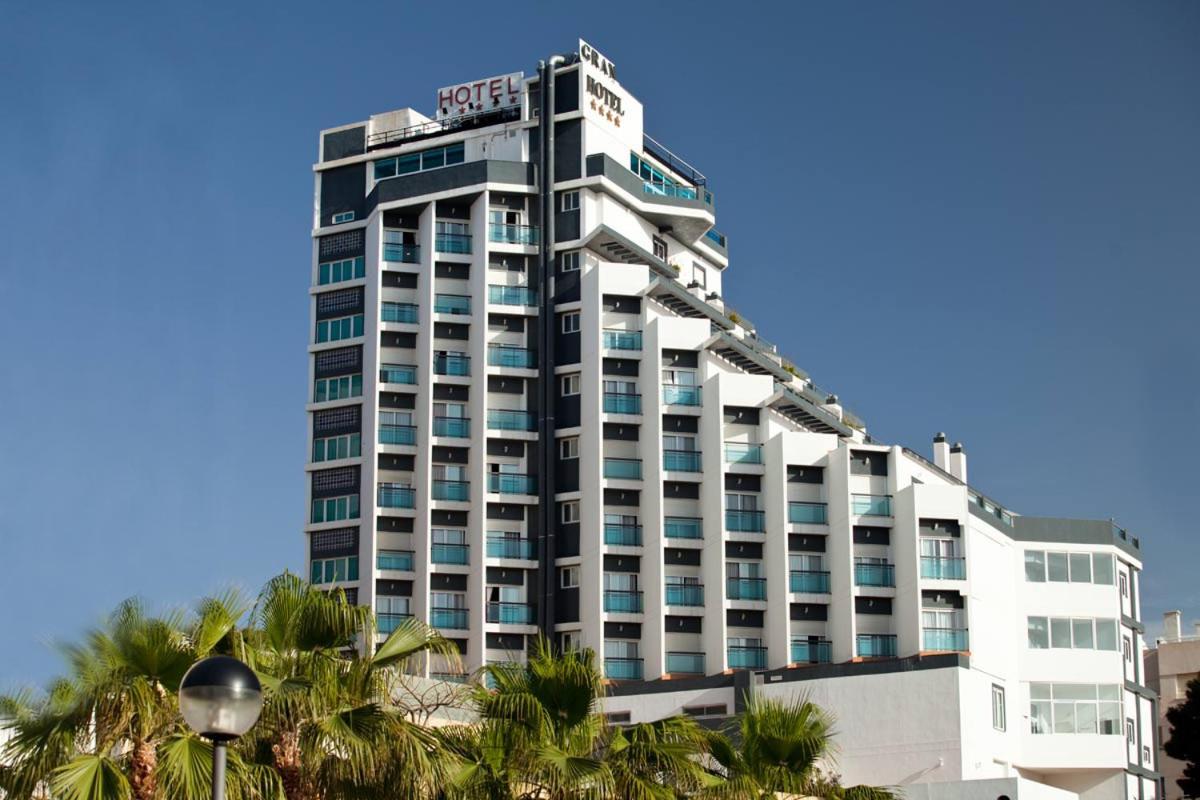 La Familia Gallo Rojo - Housity
