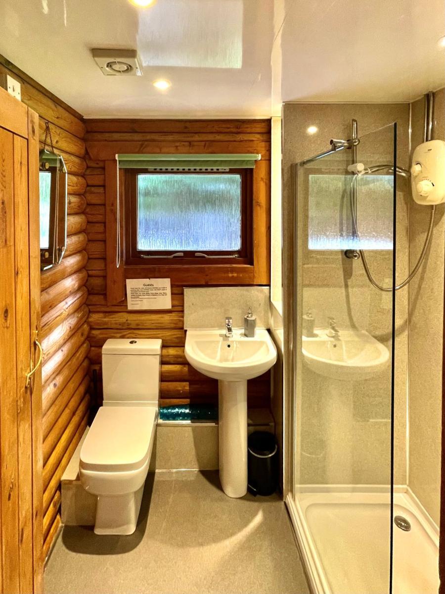 Riverside log cabins - Housity