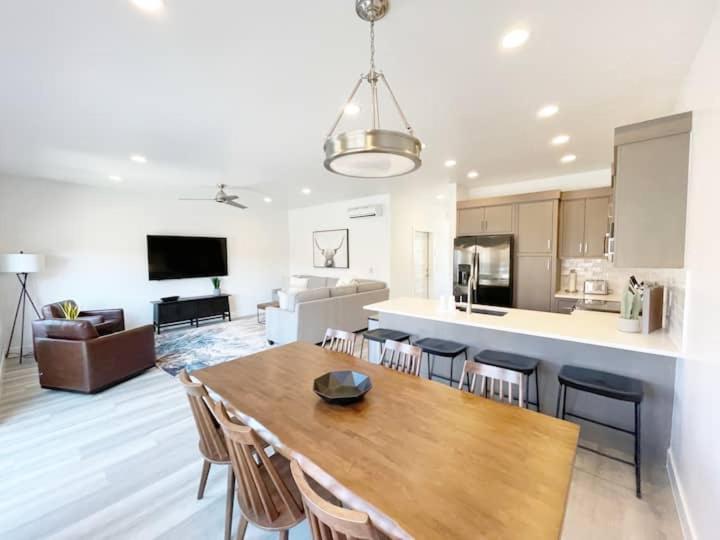 New Family-Friendly Townhome w/ Pool & Hot Tub - Housity