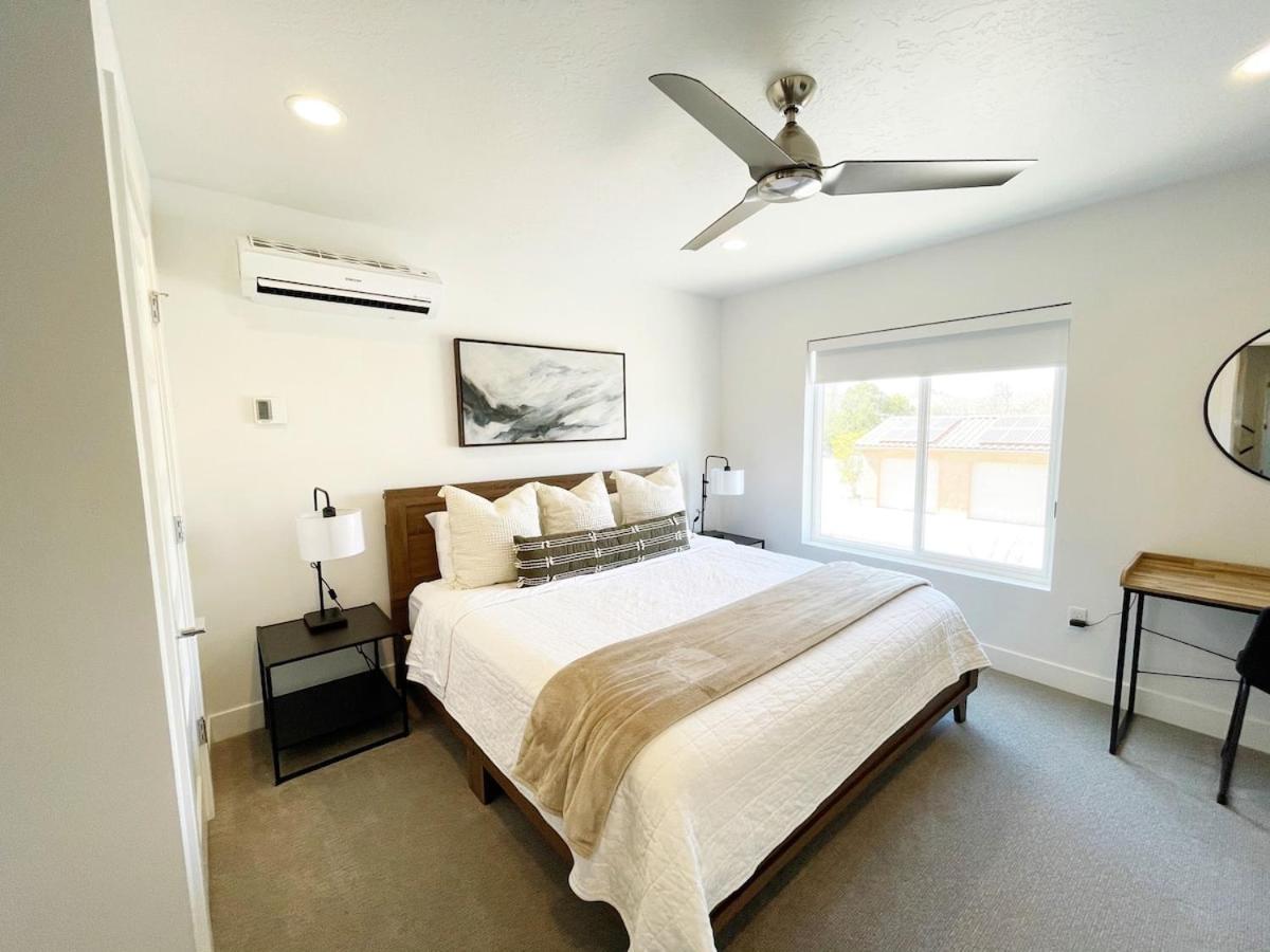 New Family-Friendly Townhome w/ Pool & Hot Tub - Housity