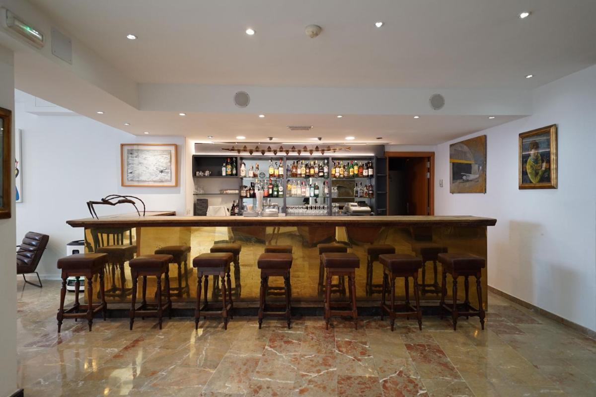 El salón o zona de bar de Hotel Artmadams