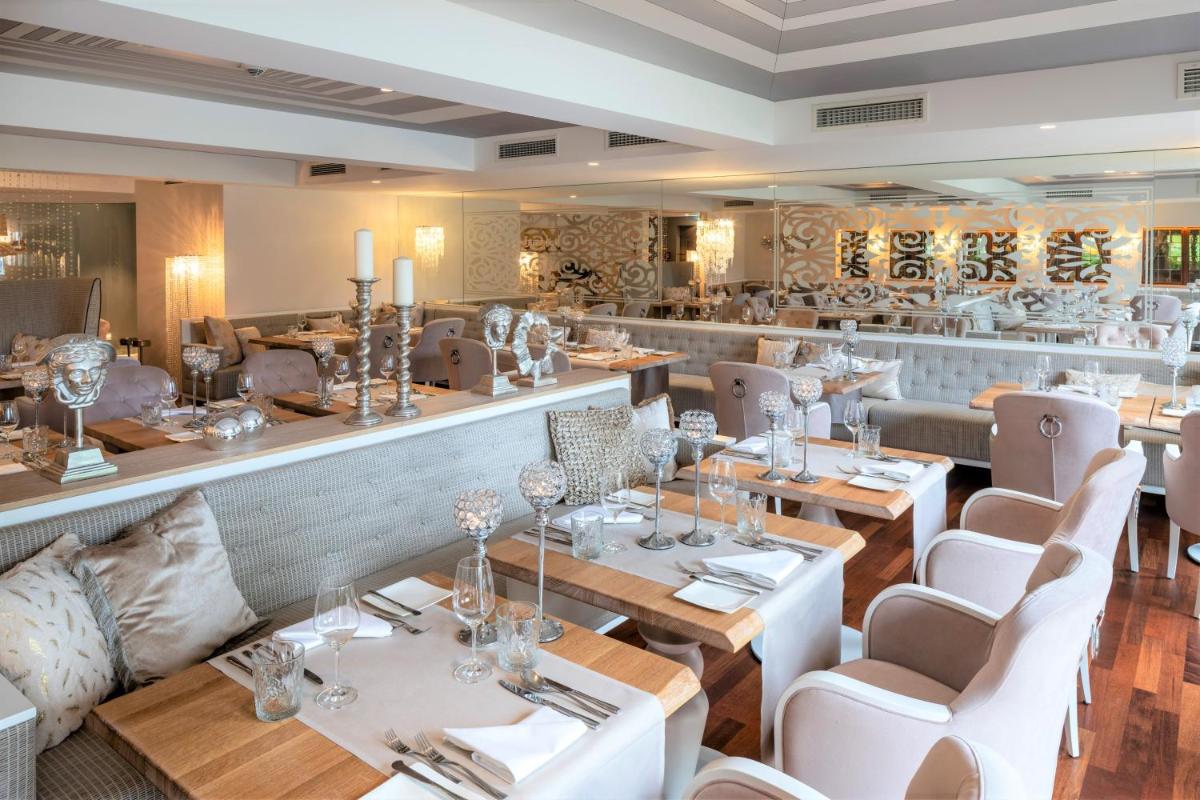 Ein Sitzbereich in der Unterkunft Parkhotel Adler