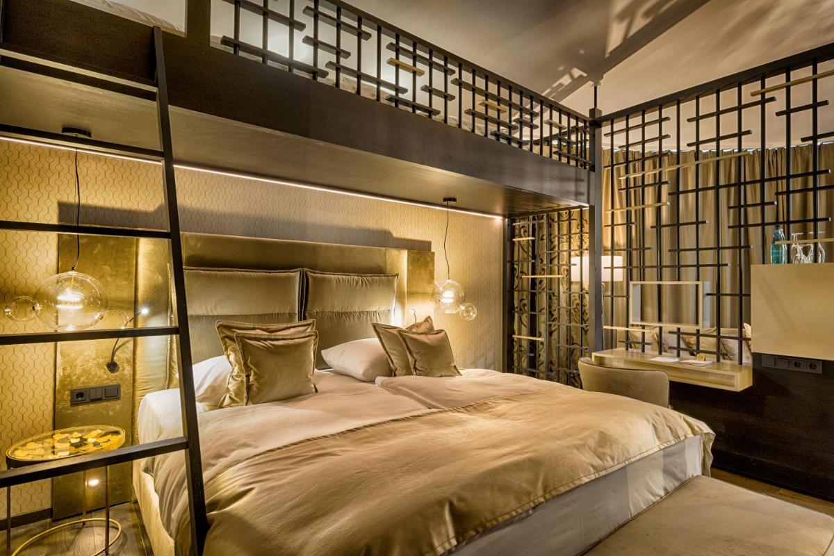 Schlafzimmer mit einem großen Bett mit Metallrahmen in der Unterkunft Parkhotel Adler in Hinterzarten + 37 Fotos