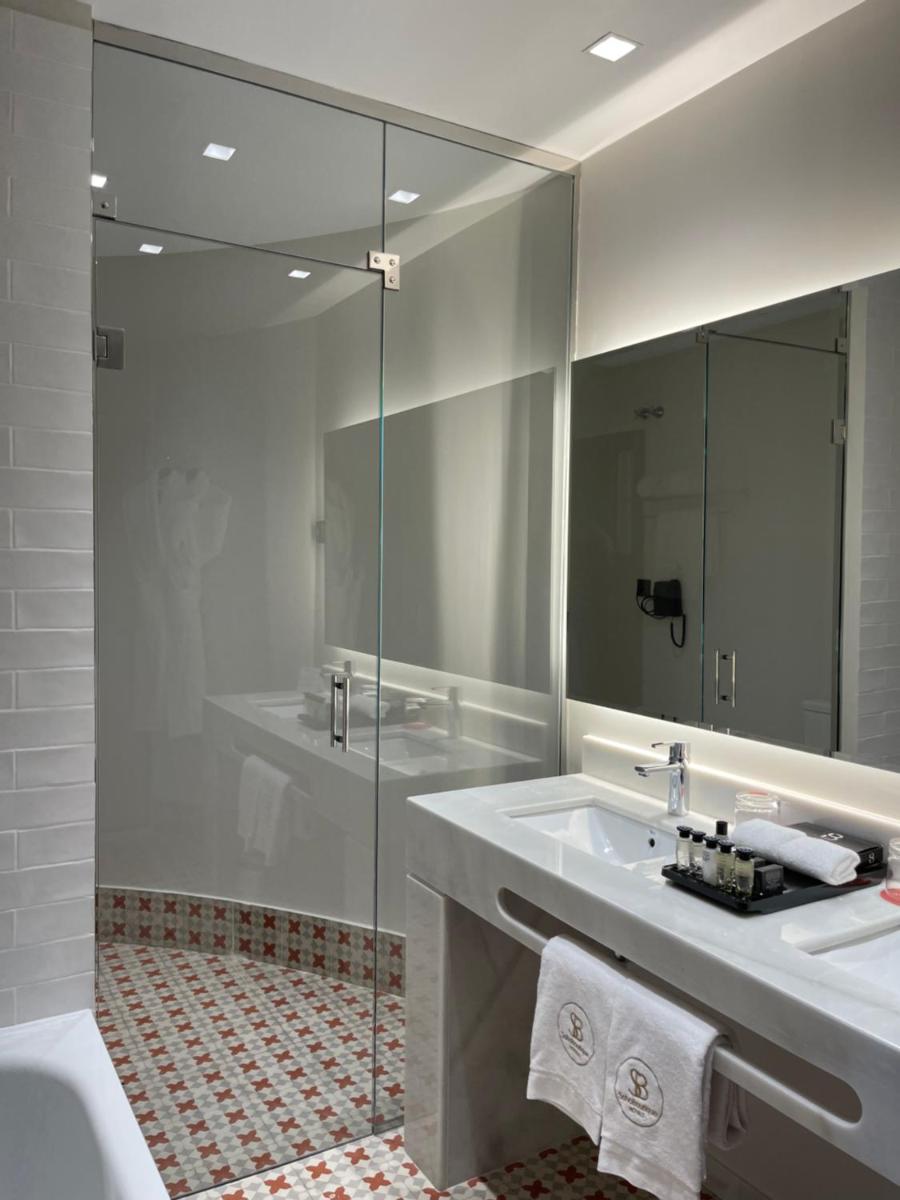 Un baño de Soho Boutique Castillo de Santa Catalina - Adults Recommended