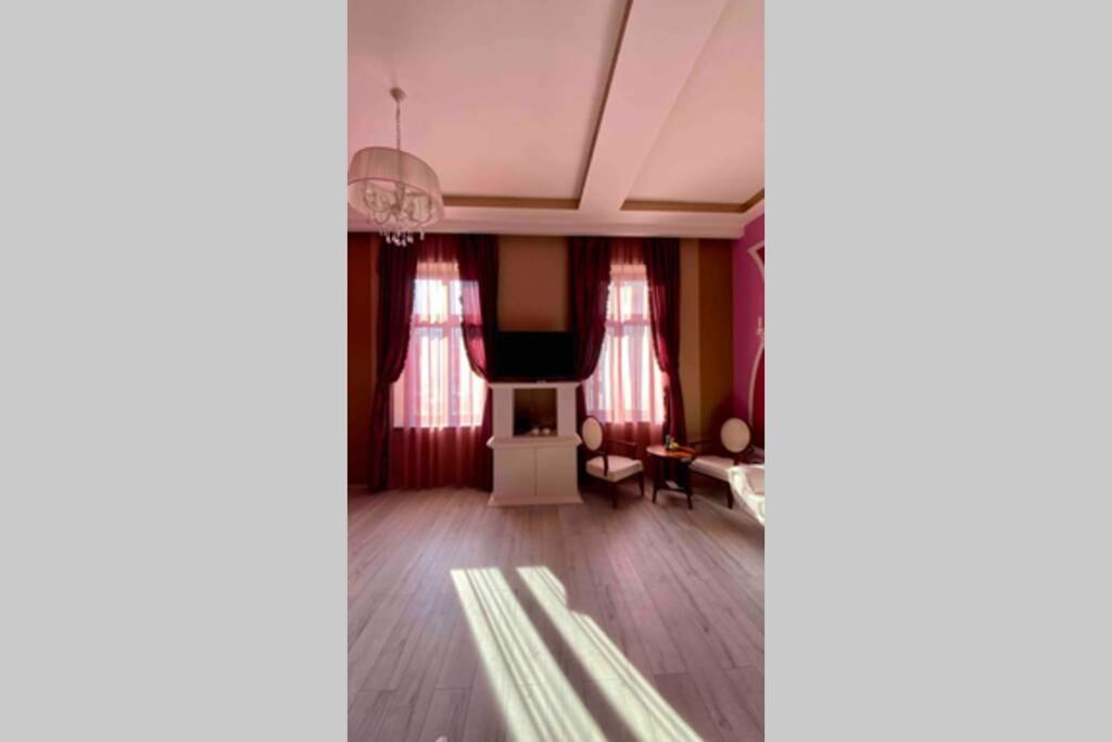 Budoir Royal - Housity