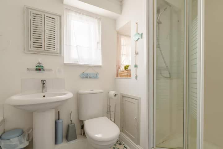 Dog friendly beachside cottage 2 mins to beach with hot tub - Housity