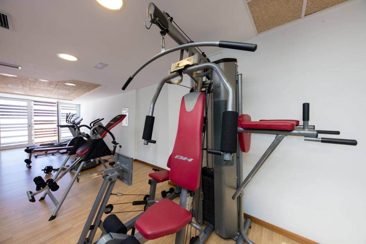 Gimnasio o instalaciones de fitness de Hotel Thalasso Cantabrico Las Sirenas 4 Superior