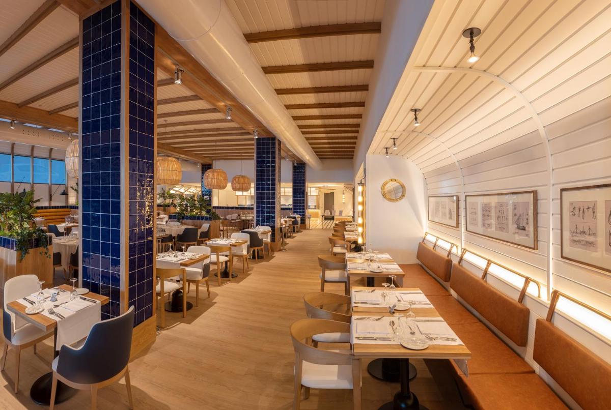 Un restaurante o sitio para comer en H10 Porto Poniente 4* Sup