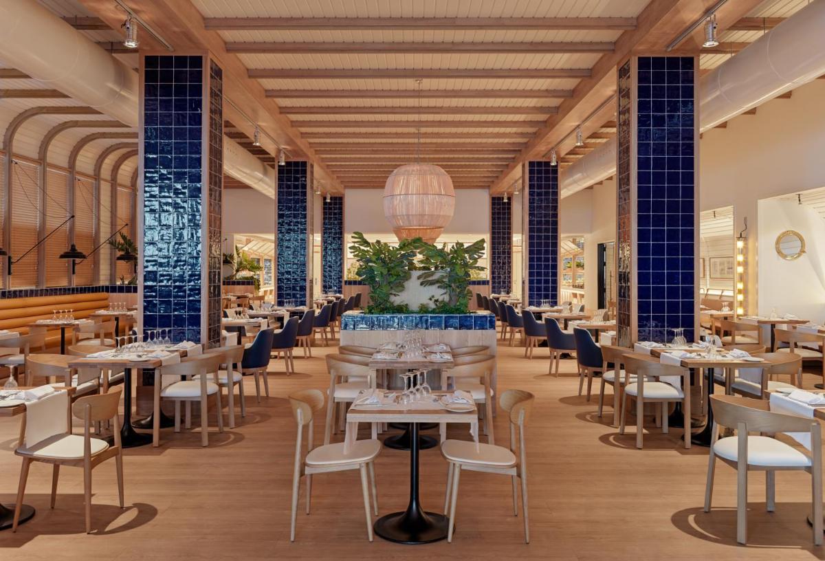 Un restaurante o sitio para comer en H10 Porto Poniente 4* Sup