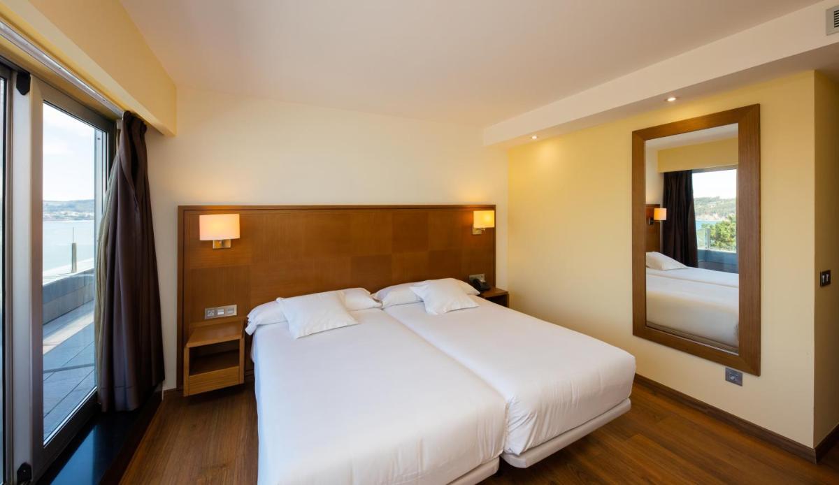 Cama o camas de una habitación en Hotel Thalasso Cantabrico Las Sirenas 4 Superior