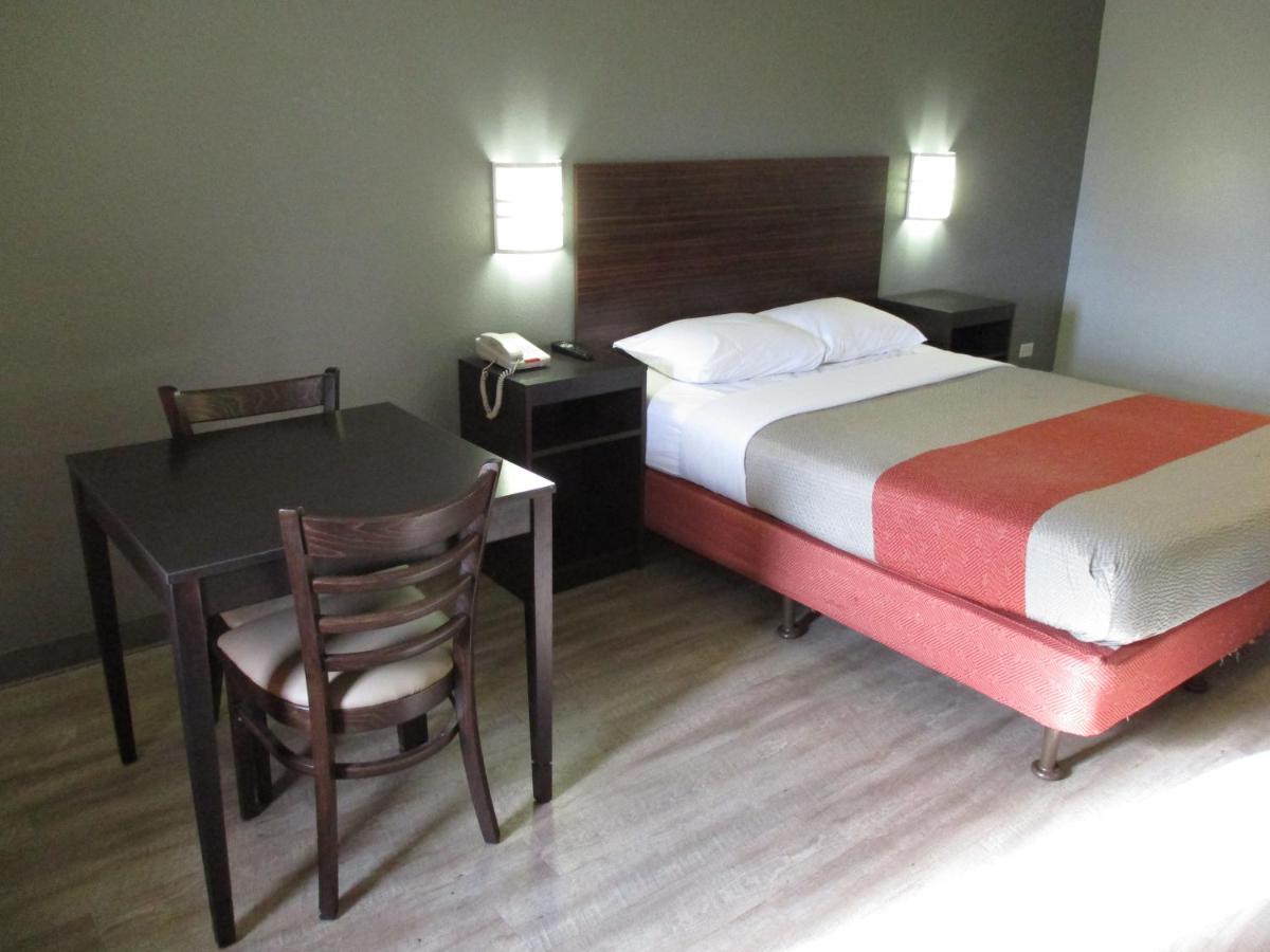 Travelodge by Wyndham Lansing - Housity