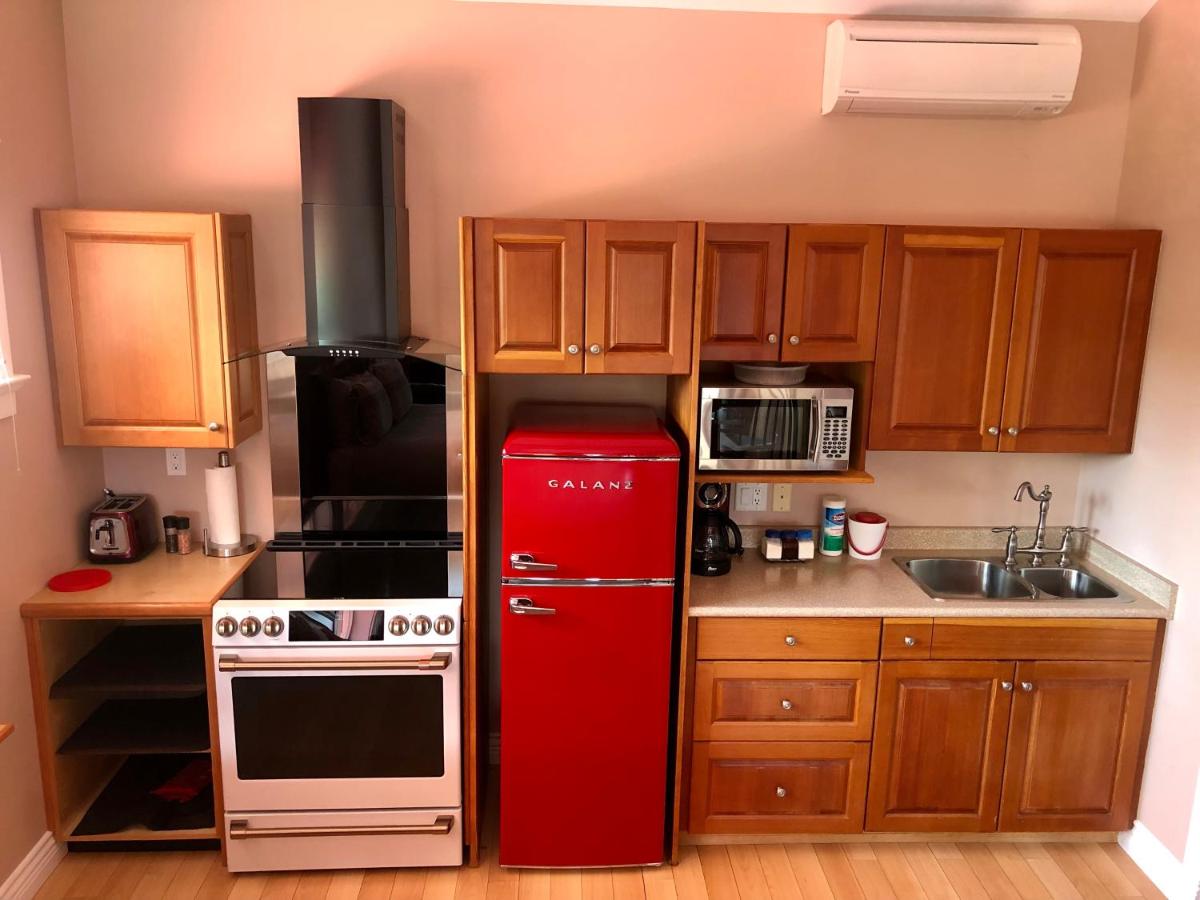 Birds of a Feather Victoria Oceanfront Studio Suites - Housity