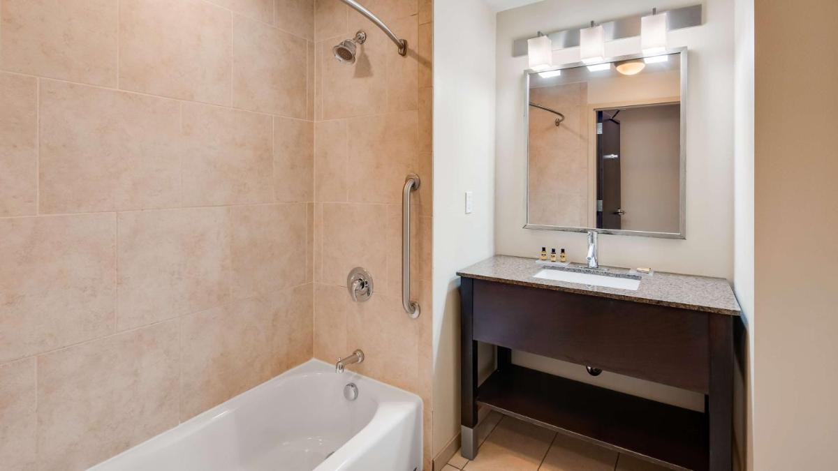 Best Western Plus Atrium Inn & Suites - Housity