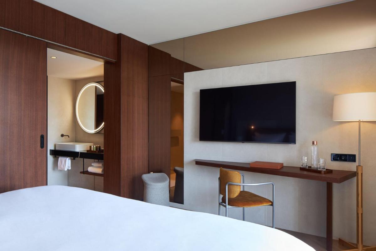 Télévision ou salle de divertissement dans l'établissement L'Esquisse Hotel & Spa Colmar - MGallery Collection