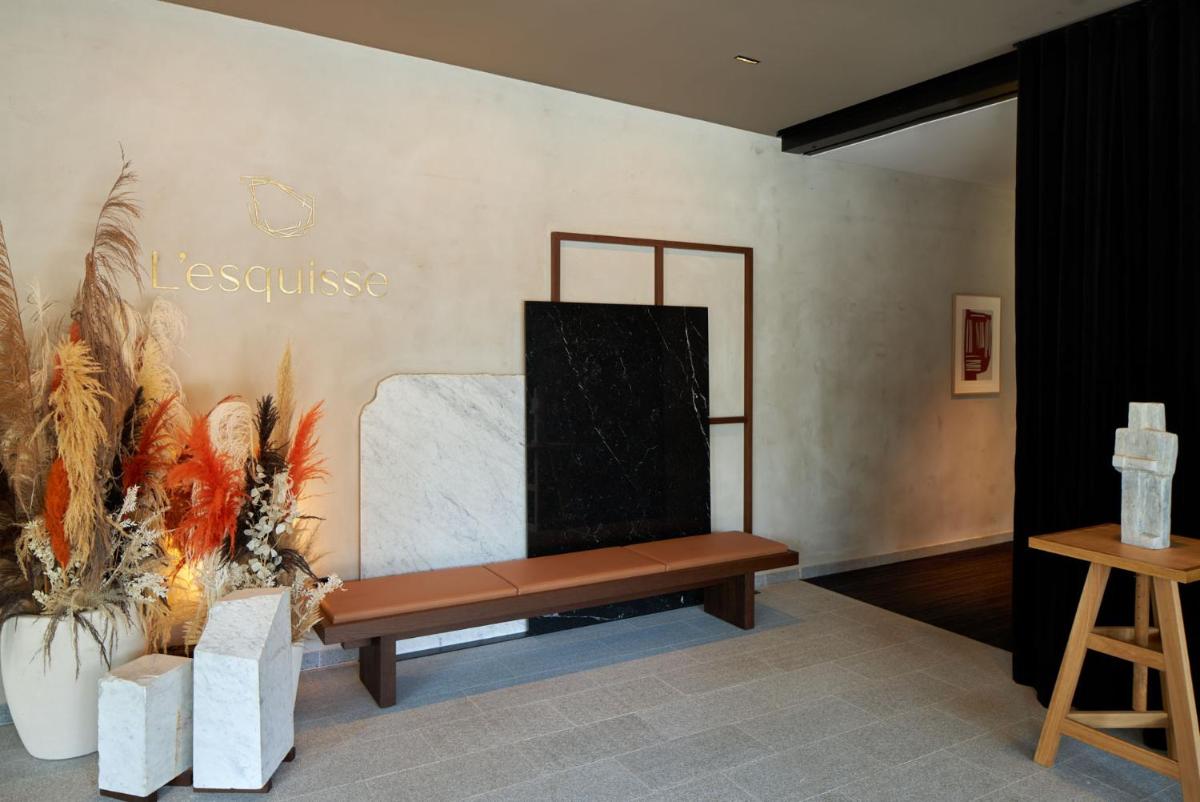 Télévision ou salle de divertissement dans l'établissement L'Esquisse Hotel & Spa Colmar - MGallery Collection