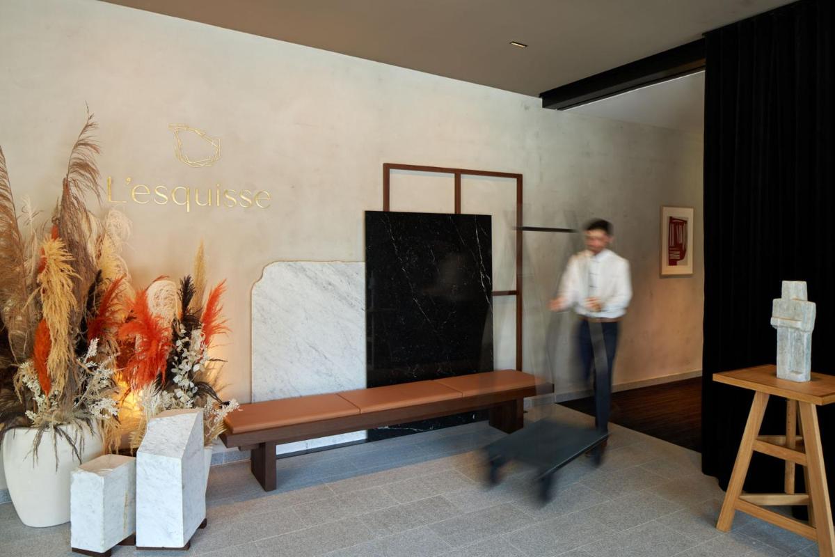 Télévision ou salle de divertissement dans l'établissement L'Esquisse Hotel & Spa Colmar - MGallery Collection