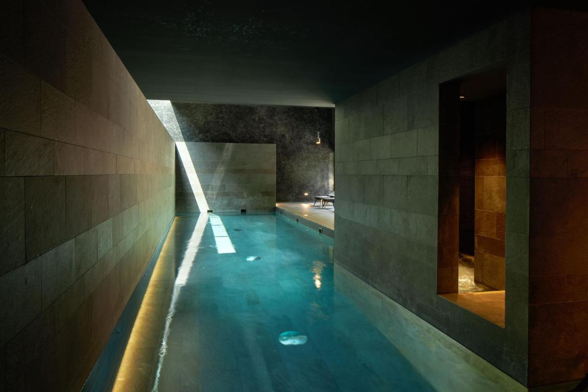 Piscine de l'établissement L'Esquisse Hotel & Spa Colmar - MGallery Collection ou située à proximité