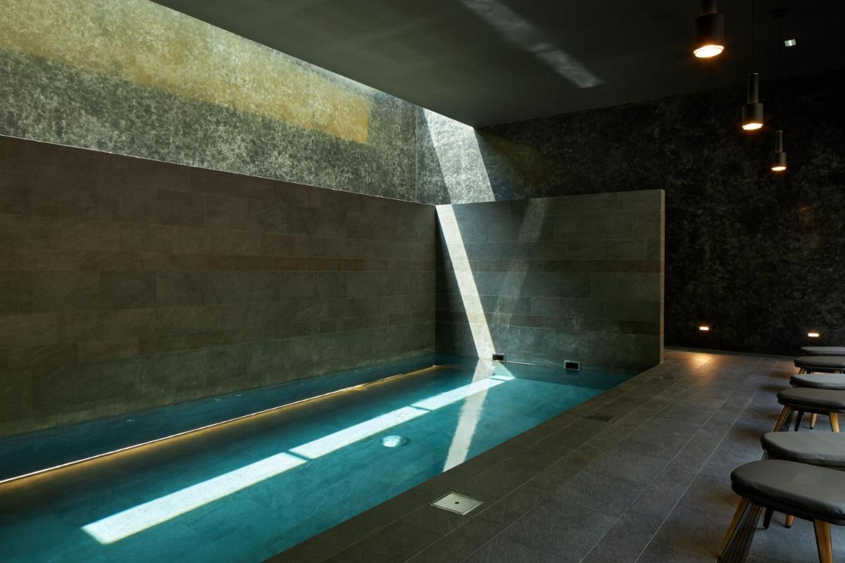 Piscine de l'établissement L'Esquisse Hotel & Spa Colmar - MGallery Collection ou située à proximité