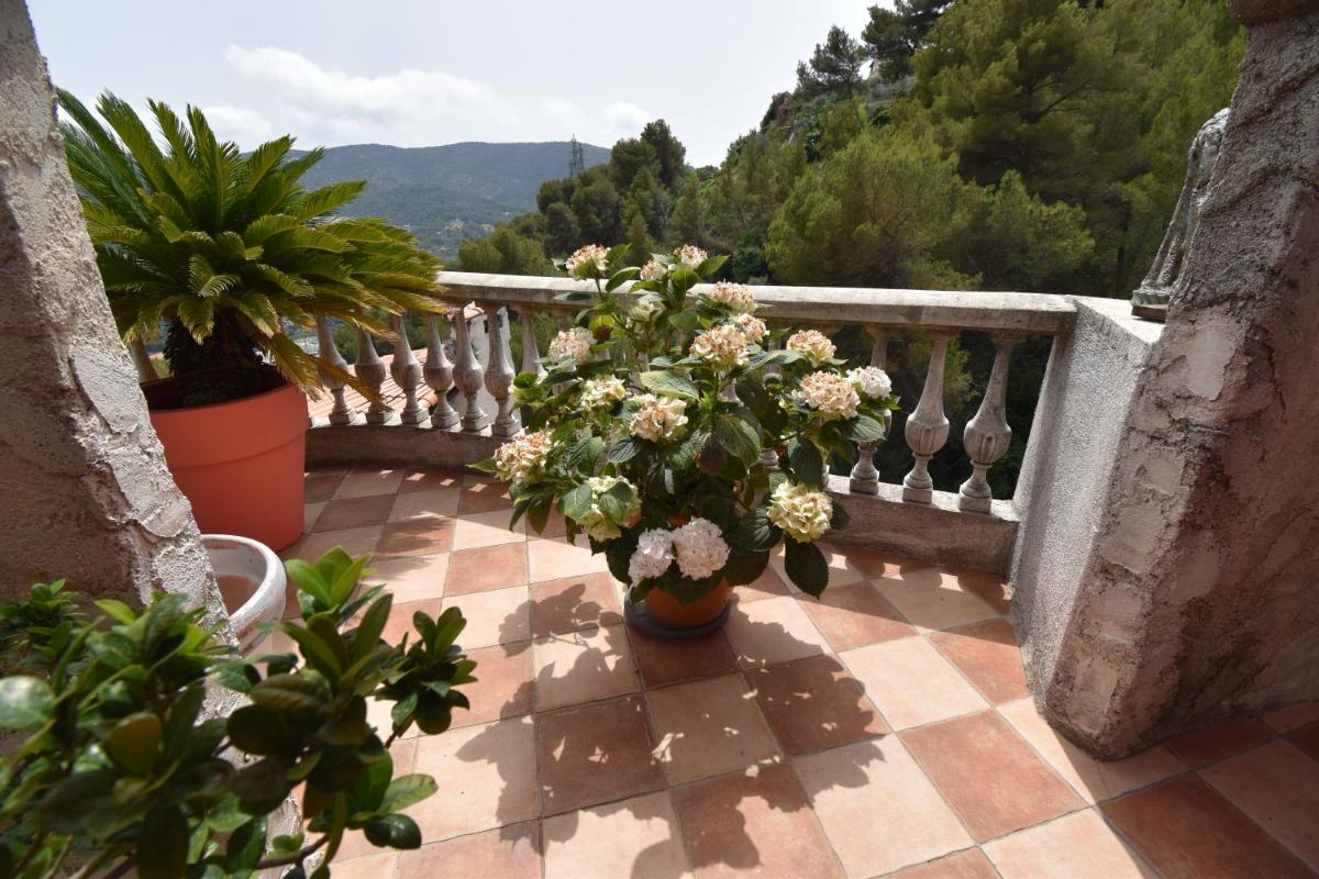 Studio climatisé et sa terrasse privée en villa - Housity