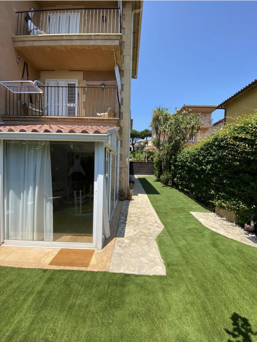 Bonita casa adosada con jardín privado y piscina comunitaria - Housity