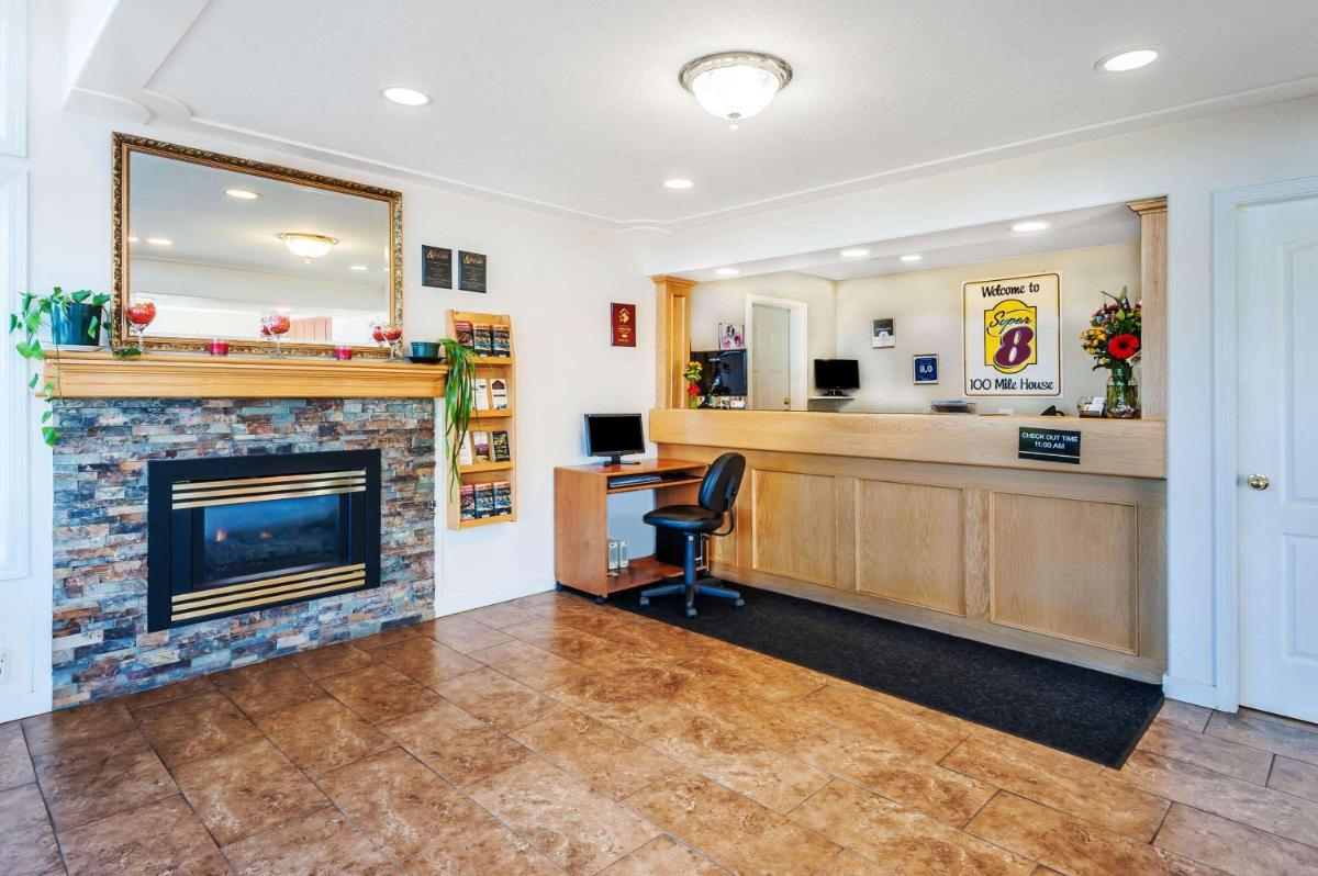 Super 8 by Wyndham 100 Mile House - Housity