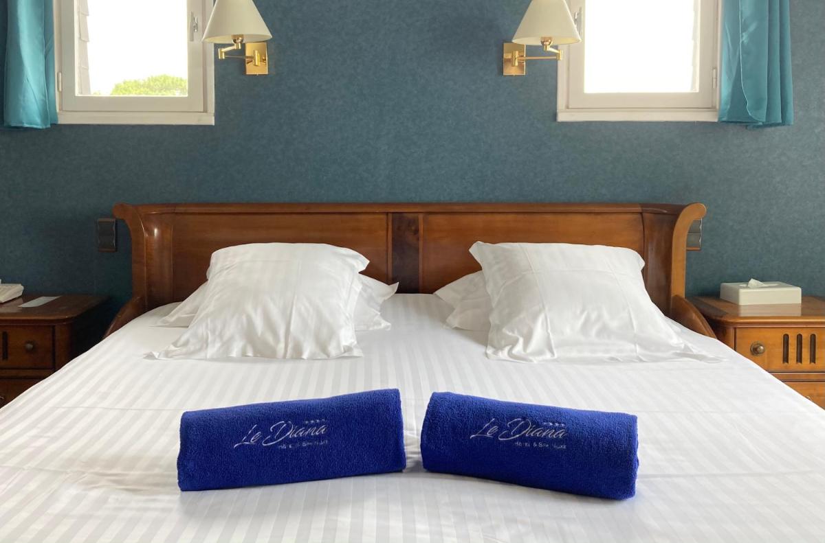 Un ou plusieurs lits dans un hébergement de l'établissement Le Diana Hôtel & Spa