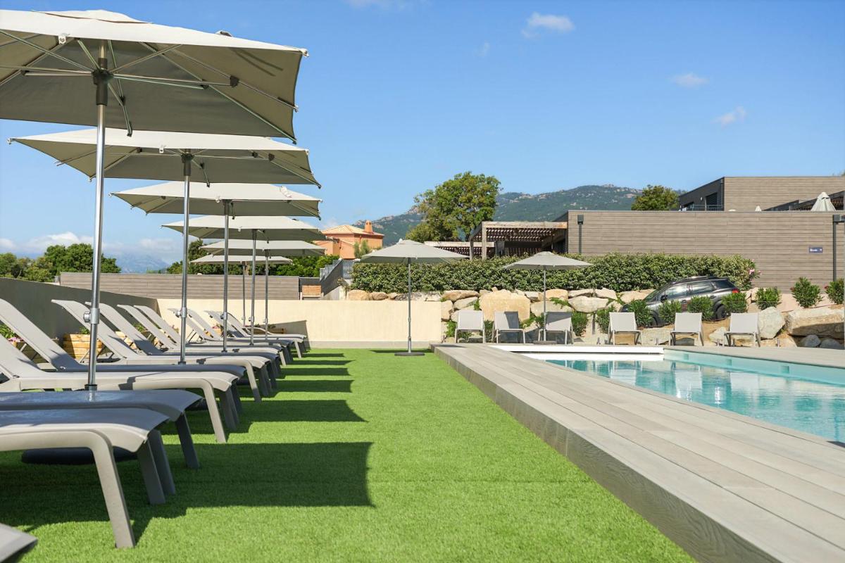 Piscine de l'établissement Résidence Pierre & Vacances Premium Les Terrasses d'Arsella ou située à proximité Piscine de l'établissement Résidence Pierre & Vacances Premium Les Terrasses d'Arsella ou située à proximité