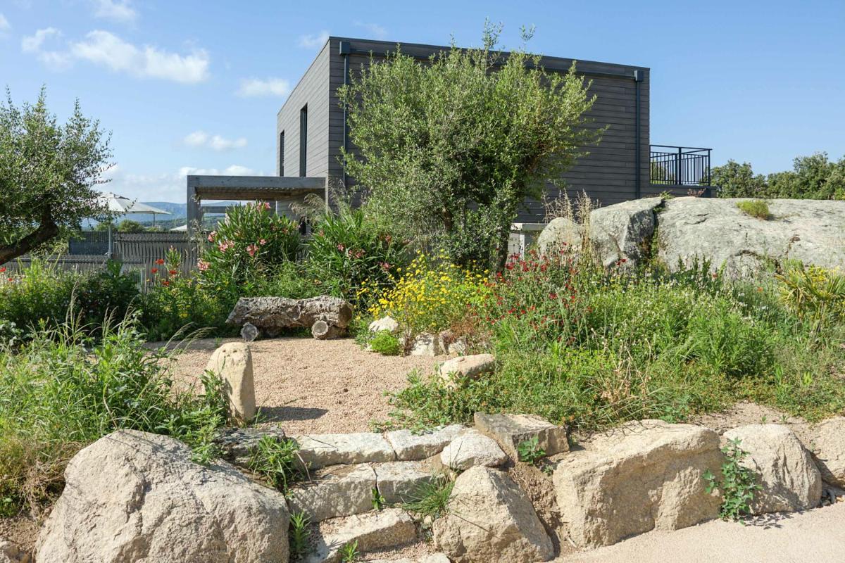 Jardin de l'établissement Résidence Pierre & Vacances Premium Les Terrasses d'Arsella