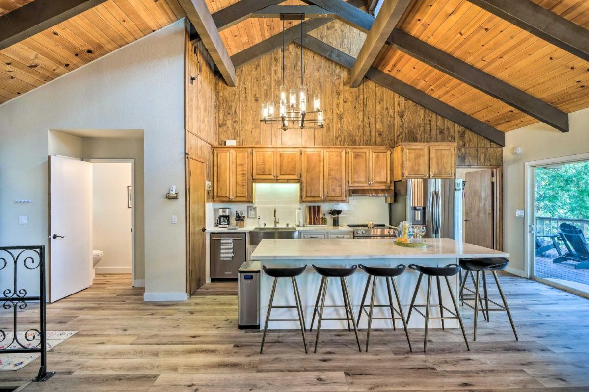 Pine Mountain Cabin with Hot Tub, 2 Mins to Marina! - Housity