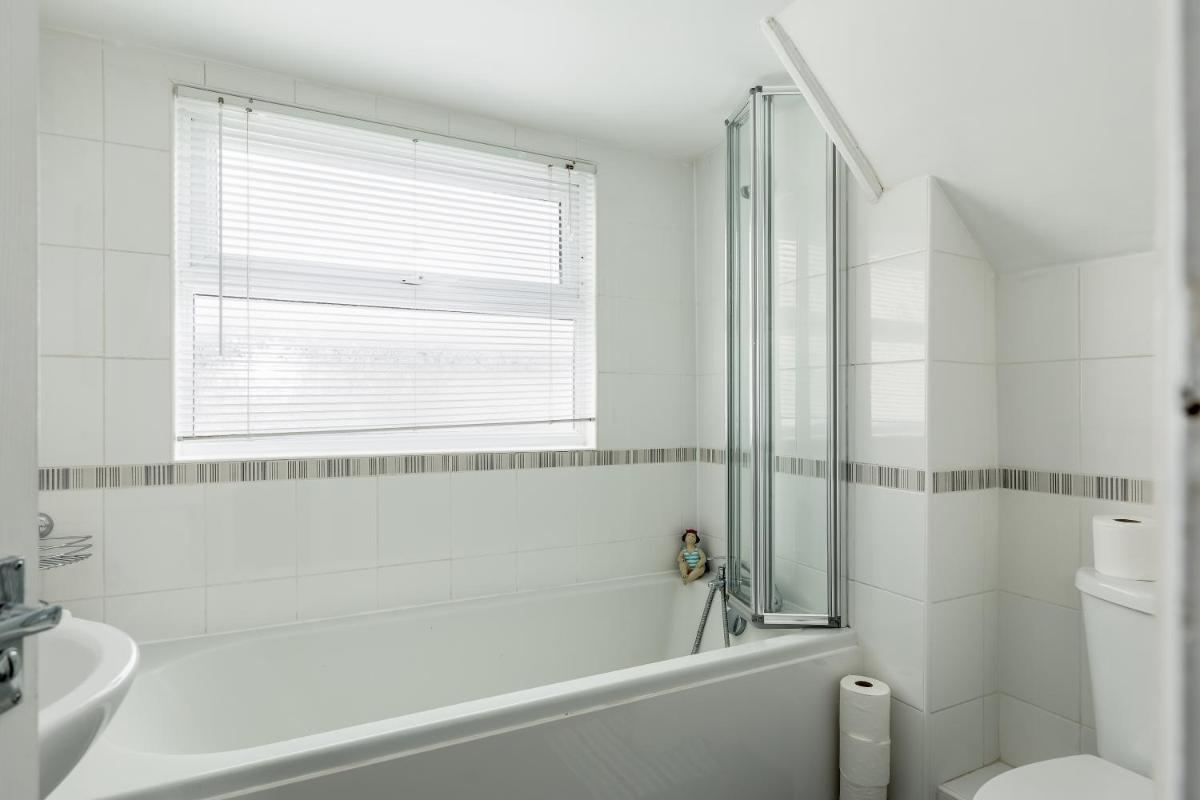 Lima Apartments Ltd-4 Beds-Large property -Long Stay Deal-Business-Parking - Housity