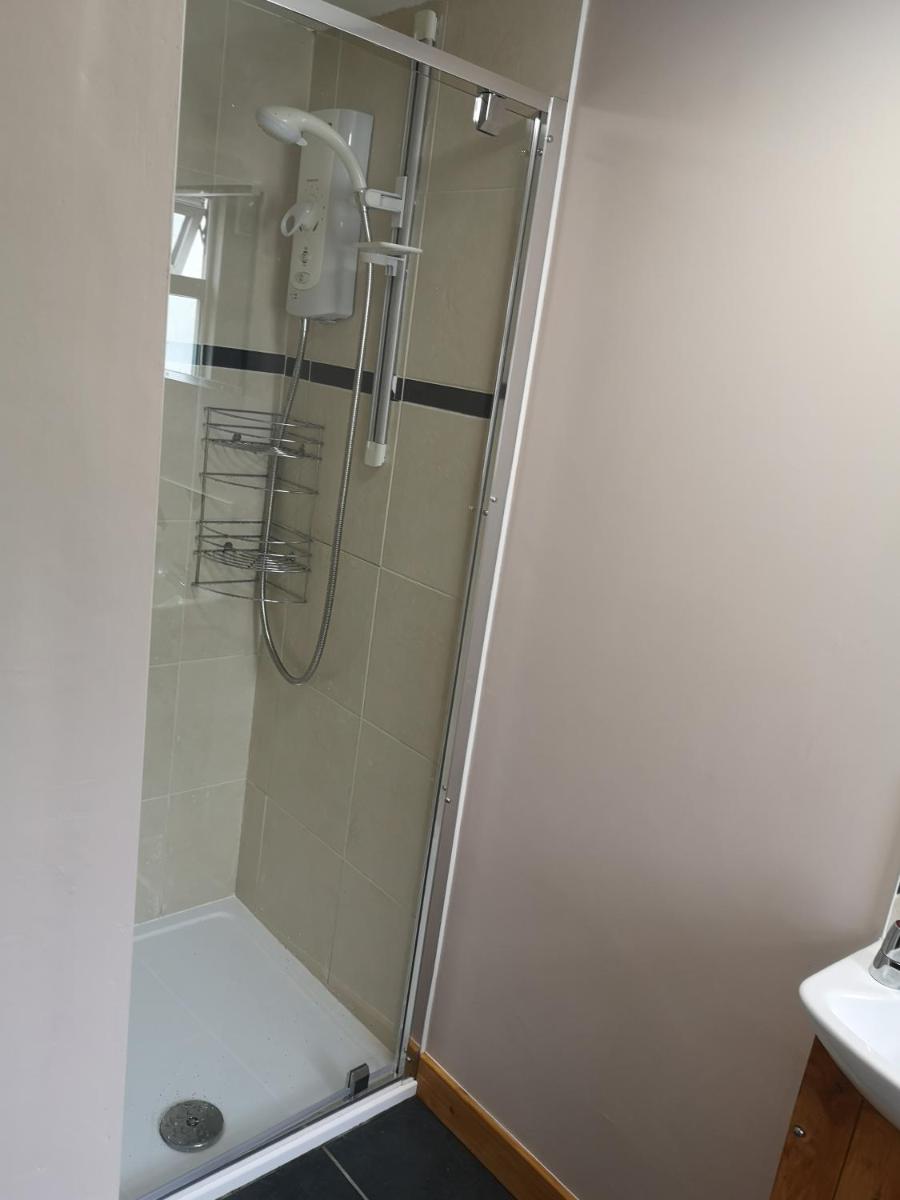 En-suite Bedroom in a quiet bungalow - Housity