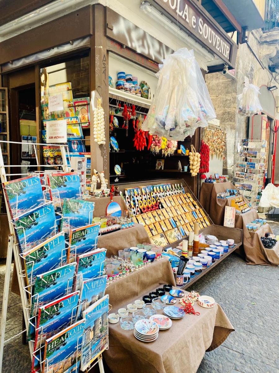 Suitetrails - CASA NINETTA - spaccanapoli - Il tipico pianterreno della Napoli antica!