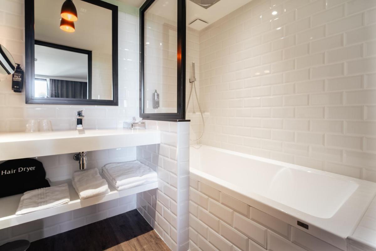 Salle de bains dans l'établissement ibis Styles Castelnaudary