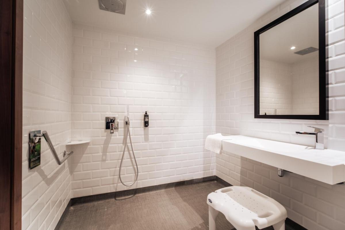 Salle de bains dans l'établissement ibis Styles Castelnaudary