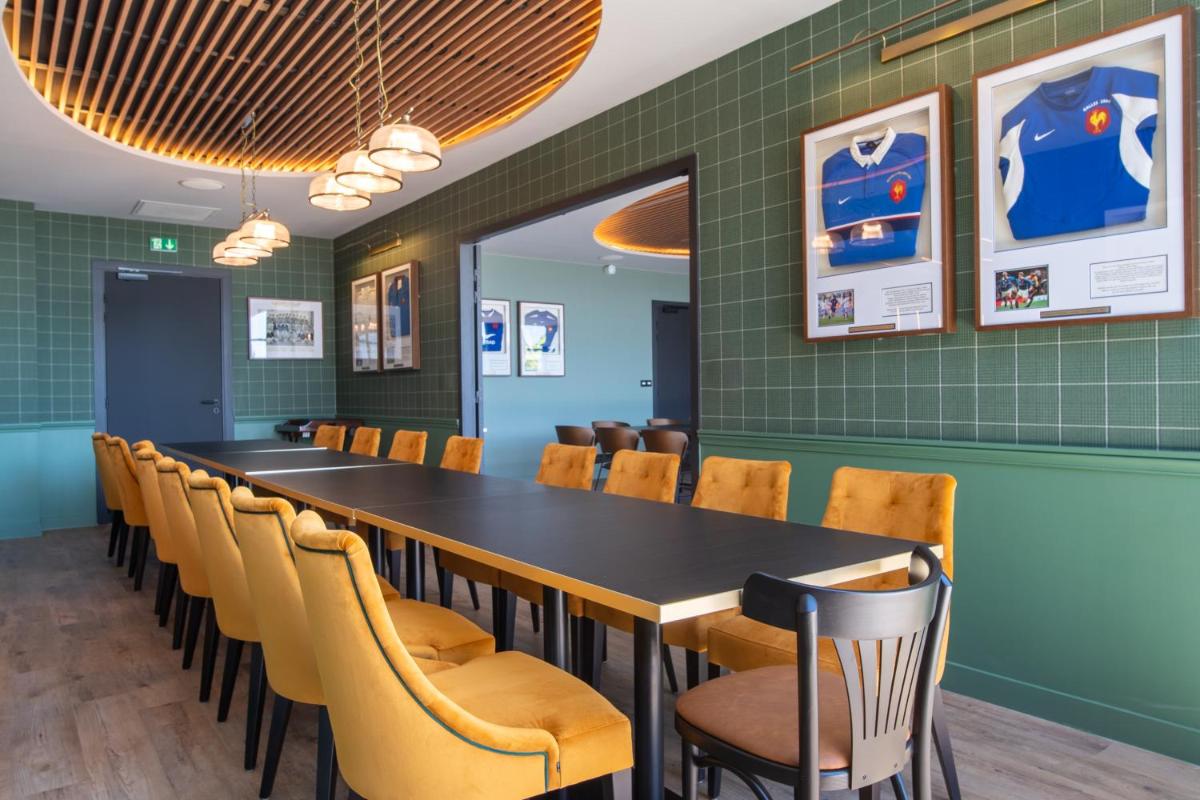 une salle de conférence avec une longue table et des chaises dans l'établissement ibis Styles Castelnaudary, à Castelnaudary 126 autres photos