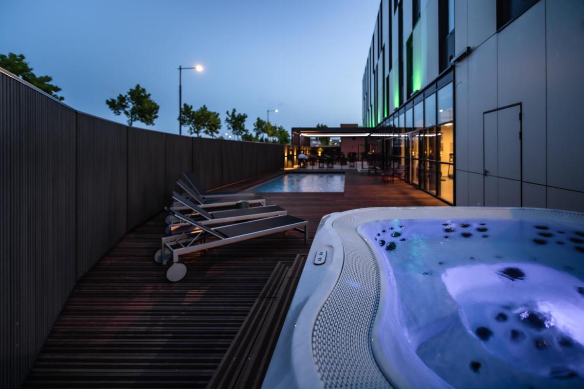 Piscine de l'établissement ibis Styles Castelnaudary ou située à proximité